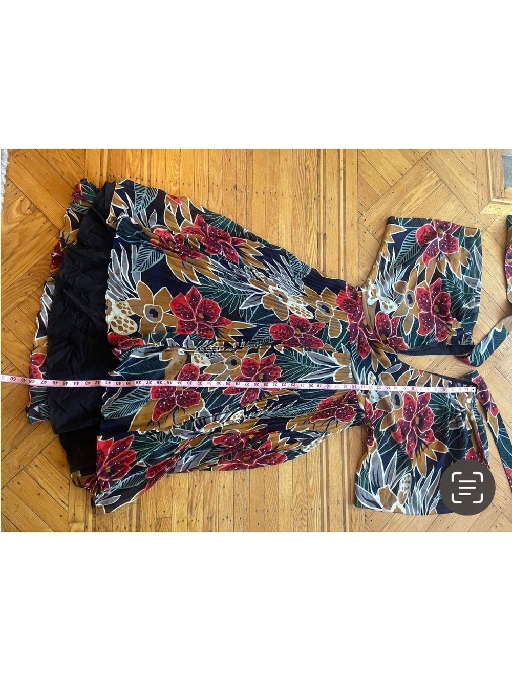 FLATTERING Club Monaco 
 Midi 3-Season Dress with Pleats & Flutter Sleves. - Picture 7 of 12